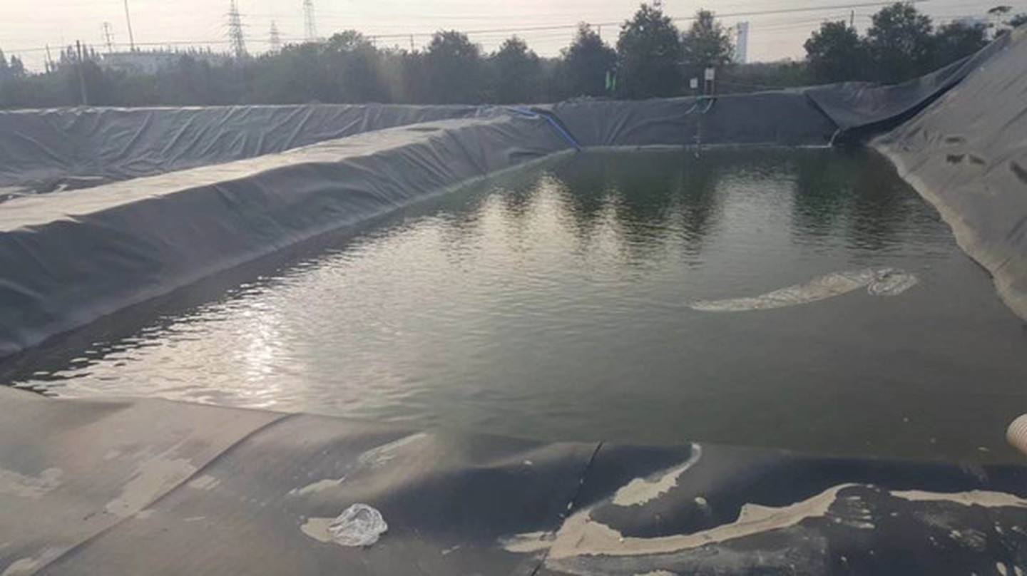 内蒙古蓄水池防渗膜铺设施工现场